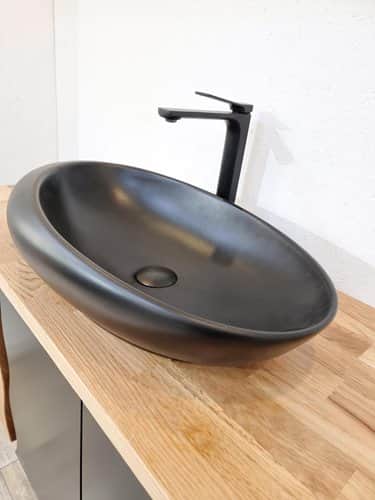 ארון אמבטיה תלוי רוחב 100 ס"מ בעומק 46 ס"מ צבע שחור מט עם משטח עץ מלא להנחת כיור מונח דגם מיאמי 100