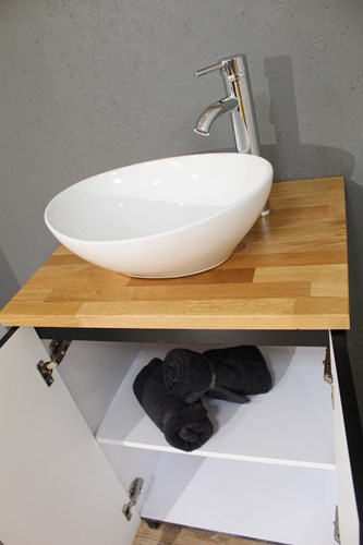 ארון אמבטיה עומד לפי מידה רוחב עומק וצבע לפי בחירתך עם משטח עץ מלא להנחת כיור מונח דגם מאנוס