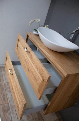 ארון אמבטיה תלוי לפי מידה רוחב ועומק לפי בחירתך עשוי מעץ מלא אלון מבוקע עם משטח להנחת כיור מונח דגם פלמן A