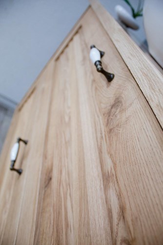 ארון אמבטיה תלוי לפי מידה רוחב ועומק לפי בחירתך עשוי מעץ מלא אלון מבוקע עם משטח להנחת כיור מונח דגם פלמן A