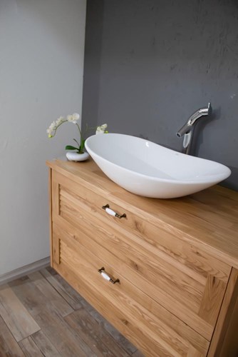 ארון אמבטיה תלוי לפי מידה רוחב ועומק לפי בחירתך עשוי מעץ מלא אלון מבוקע עם משטח להנחת כיור מונח דגם פלמן A