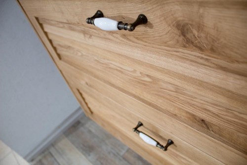 ארון אמבטיה תלוי לפי מידה רוחב ועומק לפי בחירתך עשוי מעץ מלא אלון מבוקע עם משטח להנחת כיור מונח דגם פלמן A