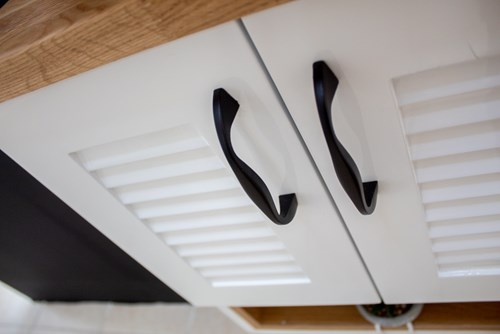 ארון אמבטיה תלוי רוחב 47 ס"מ בעומק 24 ס"מ צבע לבן מבריק עם משטח עץ מלא להנחת כיור מונח דגם הארבן