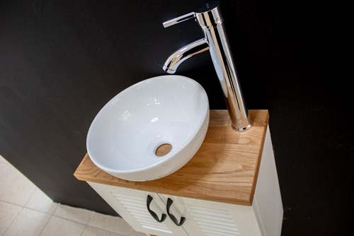 ארון אמבטיה תלוי רוחב 47 ס"מ בעומק 24 ס"מ צבע לבן מבריק עם משטח עץ מלא להנחת כיור מונח דגם הארבן