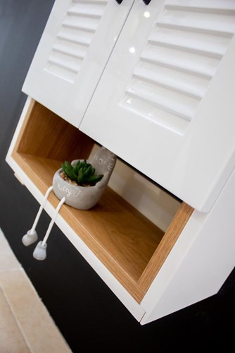 ארון אמבטיה תלוי רוחב 47 ס"מ בעומק 24 ס"מ צבע לבן מבריק עם משטח עץ מלא להנחת כיור מונח דגם הארבן