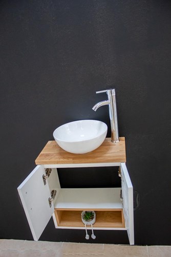 ארון אמבטיה תלוי רוחב 47 ס"מ בעומק 24 ס"מ צבע לבן מבריק עם משטח עץ מלא להנחת כיור מונח דגם הארבן