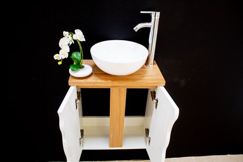 ארון אמבטיה תלוי רוחב 47 ס"מ בעומק 24 ס"מ צבע לבן מבריק עם משטח עץ מלא להנחת כיור מונח דגם שיאמן