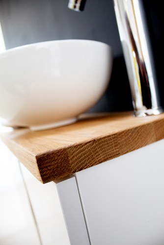 ארון אמבטיה תלוי רוחב 47 ס"מ בעומק 24 ס"מ צבע לבן מבריק עם משטח עץ מלא להנחת כיור מונח דגם שיאמן