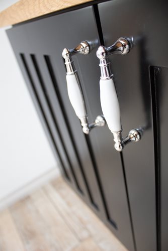 ארון אמבטיה תלוי לפי מידה רוחב עומק וצבע לפי בחירתך עם משטח עץ מלא להנחת כיור מונח דגם קרמל