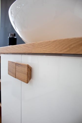 ארון אמבטיה תלוי לפי מידה רוחב עומק וצבע לפי בחירתך עם משטח עץ מלא להנחת כיור מונח דגם אוקלנד