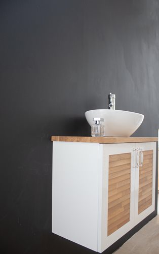 ארון אמבטיה תלוי לפי מידה רוחב עומק וצבע לפי בחירתך עם משטח עץ מלא להנחת כיור מונח דגם ניביאר