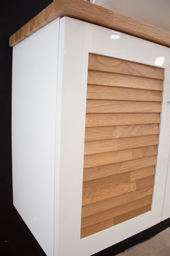 ארון אמבטיה תלוי לפי מידה רוחב עומק וצבע לפי בחירתך עם משטח עץ מלא להנחת כיור מונח דגם ניביאר