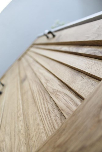 ארון אמבטיה תלוי לפי מידה רוחב ועומק לפי בחירתך עשוי מעץ מלא אלון מבוקע עם כיור משטח חרס שקוע דגם ביקה