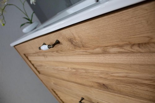 ארון אמבטיה תלוי לפי מידה רוחב ועומק לפי בחירתך עשוי מעץ מלא אלון מבוקע עם כיור משטח חרס שקוע דגם ביקה