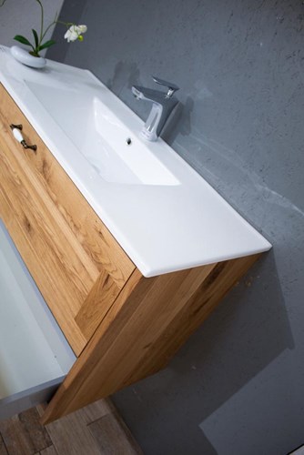 ארון אמבטיה תלוי לפי מידה רוחב ועומק לפי בחירתך עשוי מעץ מלא אלון מבוקע עם כיור משטח חרס שקוע דגם ביקה