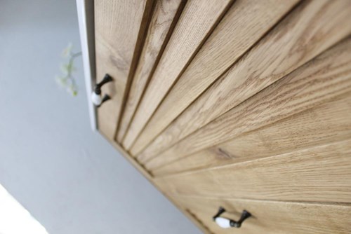 ארון אמבטיה תלוי לפי מידה רוחב ועומק לפי בחירתך עשוי מעץ מלא אלון מבוקע עם כיור משטח חרס שקוע דגם ביקה