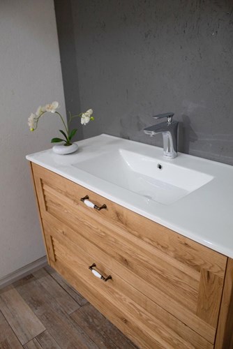 ארון אמבטיה תלוי לפי מידה רוחב ועומק לפי בחירתך עשוי מעץ מלא אלון מבוקע עם כיור משטח חרס שקוע דגם ביקה