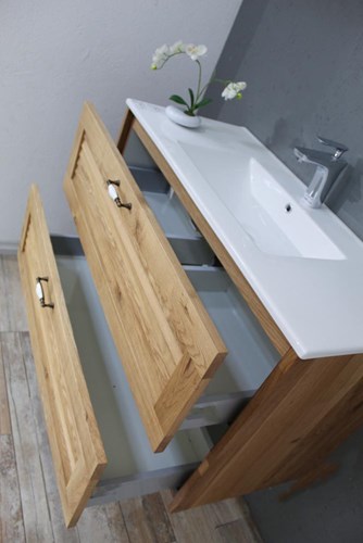 ארון אמבטיה תלוי לפי מידה רוחב ועומק לפי בחירתך עשוי מעץ מלא אלון מבוקע עם כיור משטח חרס שקוע דגם ביקה