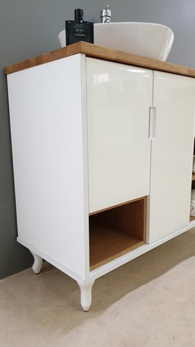 ארון אמבטיה עומד לפי מידה רוחב עומק וצבע לפי בחירתך עם משטח עץ מלא להנחת כיור מונח דגם בודפשט