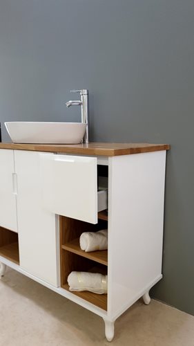 ארון אמבטיה עומד לפי מידה רוחב עומק וצבע לפי בחירתך עם משטח עץ מלא להנחת כיור מונח דגם בודפשט