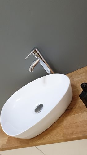 ארון אמבטיה עומד לפי מידה רוחב עומק וצבע לפי בחירתך עם משטח עץ מלא להנחת כיור מונח דגם בודפשט