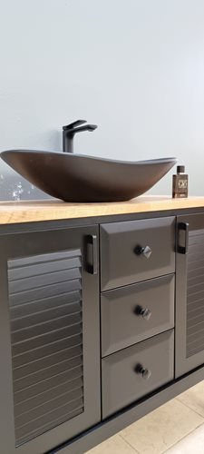 ארון אמבטיה עומד לפי מידה רוחב עומק וצבע לפי בחירתך עם משטח עץ מלא להנחת כיור מונח דגם הוארי