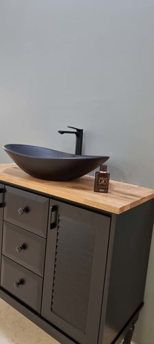 ארון אמבטיה עומד לפי מידה רוחב עומק וצבע לפי בחירתך עם משטח עץ מלא להנחת כיור מונח דגם הוארי