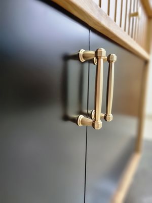 ארון אמבטיה עומד לפי מידה רוחב עומק וצבע דלתות לפי בחירתך עשוי מעץ מלא אלון מבוקע עם משטח להנחת כיור מונח דגם מנילה