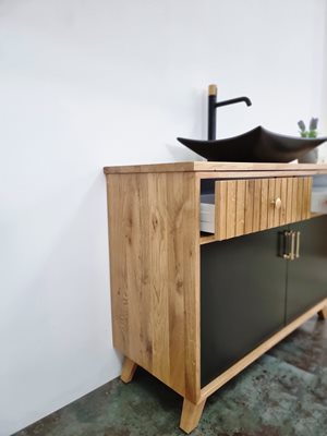 ארון אמבטיה עומד לפי מידה רוחב עומק וצבע דלתות לפי בחירתך עשוי מעץ מלא אלון מבוקע עם משטח להנחת כיור מונח דגם מנילה