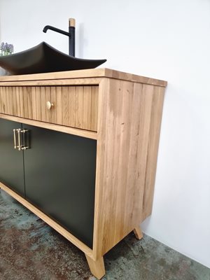 ארון אמבטיה עומד לפי מידה רוחב עומק וצבע דלתות לפי בחירתך עשוי מעץ מלא אלון מבוקע עם משטח להנחת כיור מונח דגם מנילה