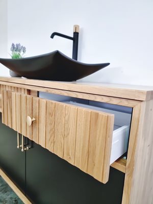 ארון אמבטיה עומד לפי מידה רוחב עומק וצבע דלתות לפי בחירתך עשוי מעץ מלא אלון מבוקע עם משטח להנחת כיור מונח דגם מנילה