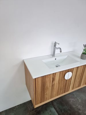 ארון אמבטיה תלוי לפי מידה רוחב עומק לפי בחירתך עשוי מעץ מלא אלון מבוקע עם כיור משטח חרס שקוע דגם אטלנטה