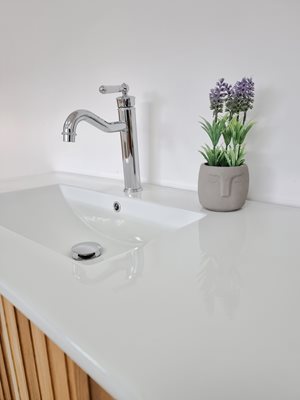 ארון אמבטיה תלוי לפי מידה רוחב עומק לפי בחירתך עשוי מעץ מלא אלון מבוקע עם כיור משטח חרס שקוע דגם אטלנטה