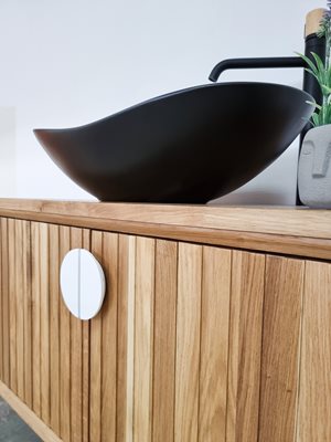 ארון אמבטיה תלוי לפי מידה רוחב ועומק לפי בחירתך עשוי מעץ מלא אלון מבוקע עם משטח להנחת כיור מונח דגם סאוטר