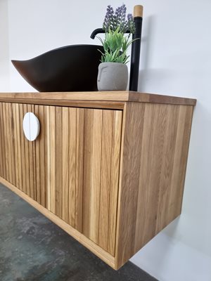 ארון אמבטיה תלוי לפי מידה רוחב ועומק לפי בחירתך עשוי מעץ מלא אלון מבוקע עם משטח להנחת כיור מונח דגם סאוטר