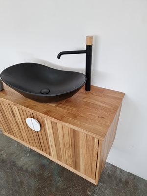 ארון אמבטיה תלוי לפי מידה רוחב ועומק לפי בחירתך עשוי מעץ מלא אלון מבוקע עם משטח להנחת כיור מונח דגם סאוטר