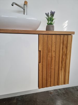 ארון אמבטיה תלוי לפי מידה רוחב עומק וצבע לפי בחירתך עם משטח עץ מלא להנחת כיור מונח דגם פאולוס