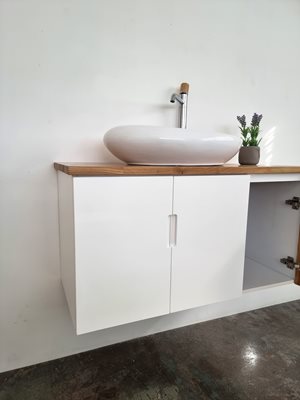 ארון אמבטיה תלוי לפי מידה רוחב עומק וצבע לפי בחירתך עם משטח עץ מלא להנחת כיור מונח דגם פאולוס