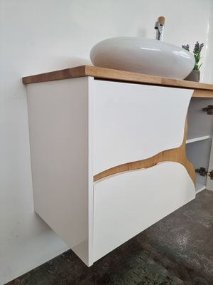 ארון אמבטיה תלוי לפי מידה רוחב עומק וצבע לפי בחירתך עם משטח עץ מלא להנחת כיור מונח דגם גאנא