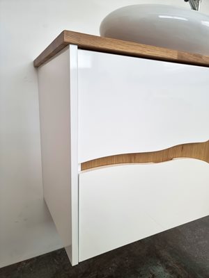 ארון אמבטיה תלוי לפי מידה רוחב עומק וצבע לפי בחירתך עם משטח עץ מלא להנחת כיור מונח דגם גאנא