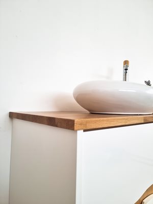 ארון אמבטיה תלוי לפי מידה רוחב עומק וצבע לפי בחירתך עם משטח עץ מלא להנחת כיור מונח דגם גאנא