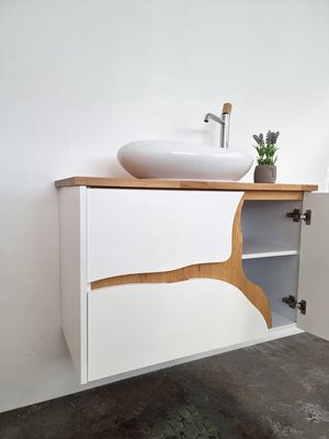 ארון אמבטיה תלוי לפי מידה רוחב עומק וצבע לפי בחירתך עם משטח עץ מלא להנחת כיור מונח דגם גאנא