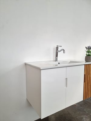 ארון אמבטיה תלוי לפי מידה רוחב עומק וצבע לפי בחירתך עם כיור משטח חרס שקוע דגם אנדרוס