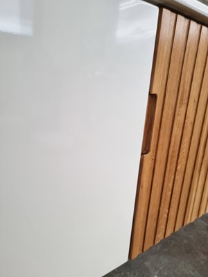 ארון אמבטיה תלוי לפי מידה רוחב עומק וצבע לפי בחירתך עם כיור משטח חרס שקוע דגם אנדרוס