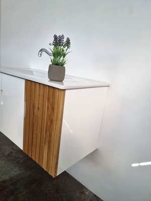 ארון אמבטיה תלוי לפי מידה רוחב עומק וצבע לפי בחירתך עם כיור משטח חרס שקוע דגם אנדרוס