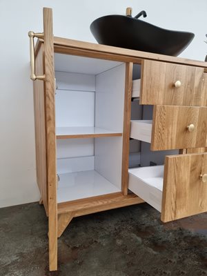 ארון אמבטיה עומד לפי מידה רוחב ועומק לפי בחירתך עשוי מעץ מלא אלון מבוקע עם משטח להנחת כיור מונח דגם קורי