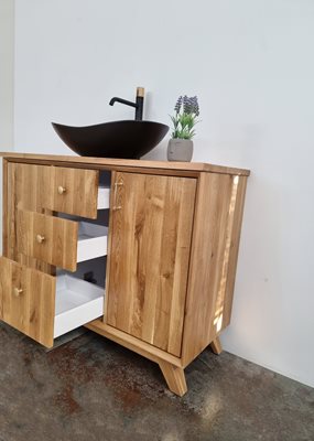 ארון אמבטיה עומד לפי מידה רוחב ועומק לפי בחירתך עשוי מעץ מלא אלון מבוקע עם משטח להנחת כיור מונח דגם קורי