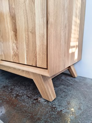 ארון אמבטיה עומד לפי מידה רוחב ועומק לפי בחירתך עשוי מעץ מלא אלון מבוקע עם משטח להנחת כיור מונח דגם קורי