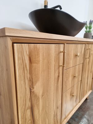 ארון אמבטיה עומד לפי מידה רוחב ועומק לפי בחירתך עשוי מעץ מלא אלון מבוקע עם משטח להנחת כיור מונח דגם קורי