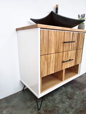 ארון אמבטיה עומד לפי מידה רוחב עומק וצבע לפי בחירתך עם משטח עץ מלא להנחת כיור מונח דגם טורנטו